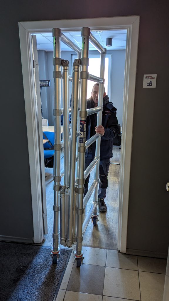 foldable scaffolding SNAPPY going through the doors