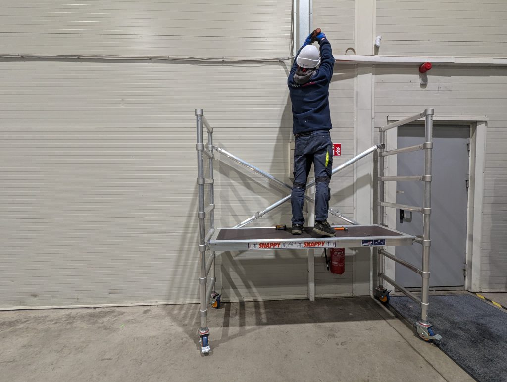 worker on SNAPPY foldable scaffolding tower